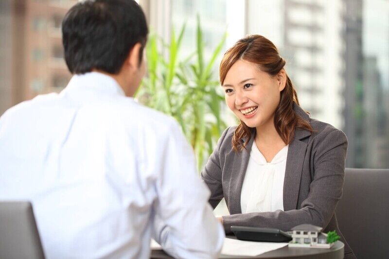 説明をする女性