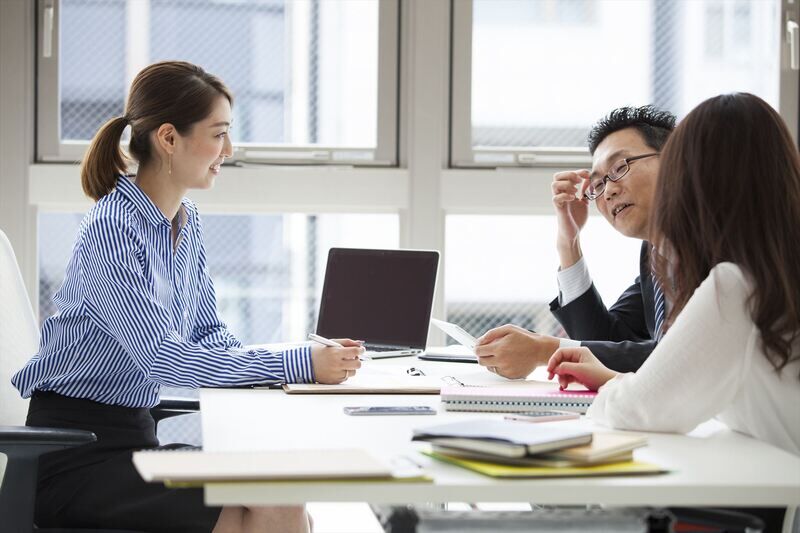 ミーティング中の女性スタッフたち